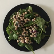 Салат с фасолью и шпинатом