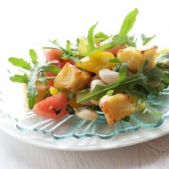 Салат с фасолью, рукколой и козьим сыром