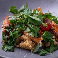 Салат с фермерским цыпленком, кускусом и узбекскими томатами