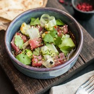 Салат с филе тунца и огурцами в азиатской заправке