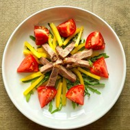 Салат с грудинкой и базиликом