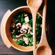 Салат с грушами, козьим сыром и заправкой из меда и горчицы