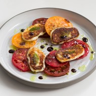 Салат с халуми и зеленым маслом