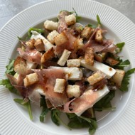Салат с хамоном и руколой