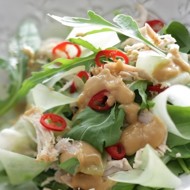 Салат с индейкой, травами и арахисовым соусом