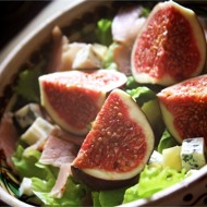 Салат с инжиром, хамоном и сыром дор-блю
