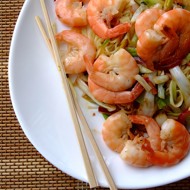 Салат с яичной лапшой, жареными креветками, фасолью и чили