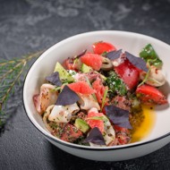 Салат с кальмарами, киноа и грейпфрутом