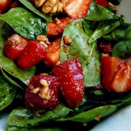 Салат с клубникой, шпинатом и грецкими орехами