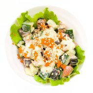 Салат с консервированным лососем и сельдереем