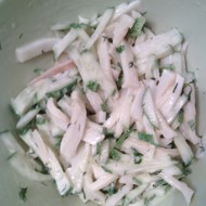 Салат с копченным кальмаром и свежим огурцом