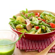 Салат с копченой скумбрией и молодой картошкой