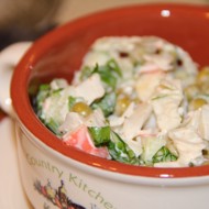 Салат с крабовыми палочками, огурцом и зеленым горошком