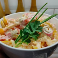 Салат с крабовыми палочками, перцем и помидором