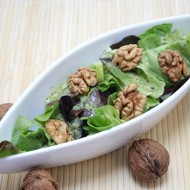 Салат с красным радиккьо, грецкими орехами и грюйером