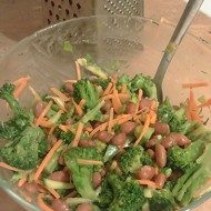 Салат с красной фасолью и брокколи