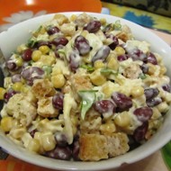 Салат с красной фасолью, кукурузой и сухариками