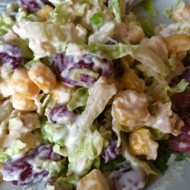 Салат с  красной фасолью, курицей и сухариками