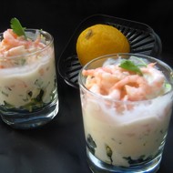 Салат с креветками и авокадо под соусом айоли