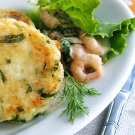 Салат с креветками и блинчиками из пармезана