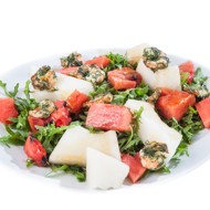 Салат с креветками, дыней, арбузом и руколой