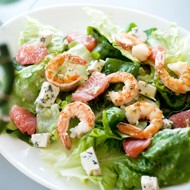 Салат с креветками, грейпфрутом и мятной заправкой