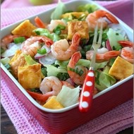 Салат с креветками и сырным омлетом