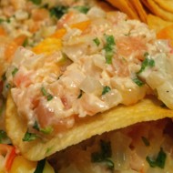 Салат с креветками, кальмарами и семгой на чипсах