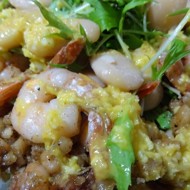 Салат с креветками, орехами и фасолью под апельсиновым соусом