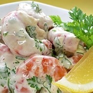 Салат с креветками, помидорами и паприкой