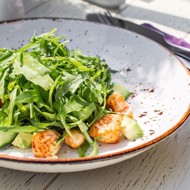 Салат с креветками, руколой и авокадо