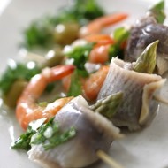 Салат с креветками, сельдью и спаржей