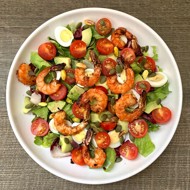 Салат с креветками, тыквенными семечками и фисташками