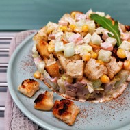 Салат с кукурузой и сухариками