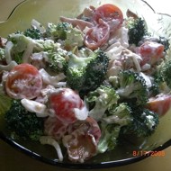 Салат с курицей, брокколи и помидорами черри