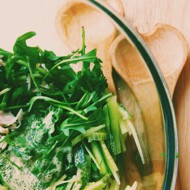 Салат с курицей, огурцом и сладкой заправкой на основе йогурта