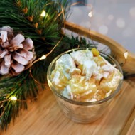 Салат с курицей, сыром и ананасами