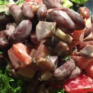 Салат с куриными желудками и фасолью