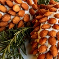 Салат с куриной копченой грудкой «Сосновые шишки»