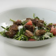 Салат с куриной печенью, грейпфрутом и мацони