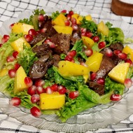 Салат с куриной печенью и манго