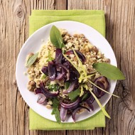 Салат с кускусом, семенами подсолнуха и кунжутом