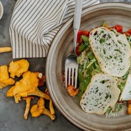 Салат с лисичками и беконом