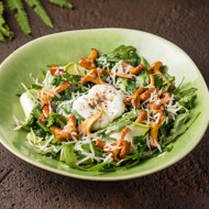 Салат с лисичками, руколой и яйцом пашот