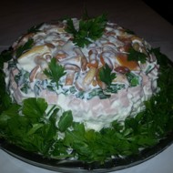 Салат с маринованными опятами и колбасой