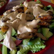 Салат с мидиями и овощами