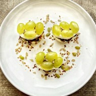 Салат с мидиями, сыром и виноградом