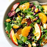 Салат с миндалем, мандаринами,  яблоками и апельсиновой заправкой и маком