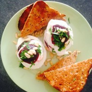 Салат с моцареллой и свеклой