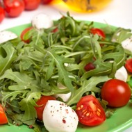 Салат с моцареллой и руколой